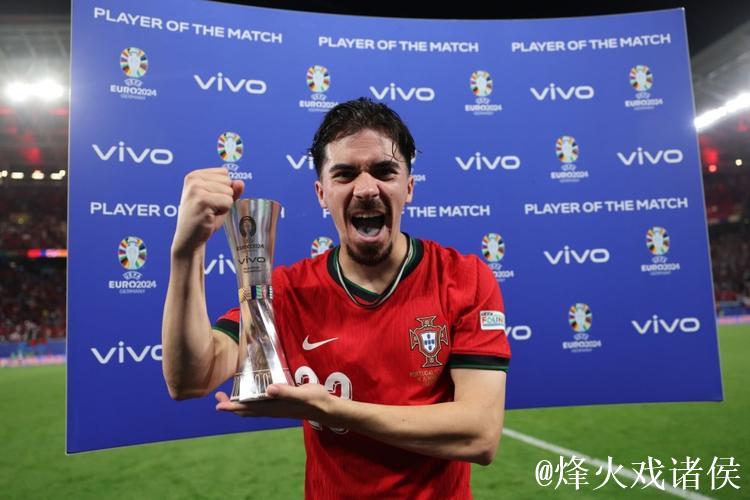 维蒂尼亚是第九位欧冠对英格兰球队戴帽球员，也