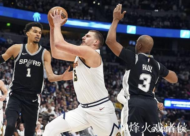 掘金众将在球员通道互相激励,随后约基奇拍着篮球走向球场 掘金众将在球员通道互相激励,随后约基奇拍着篮球走向球场